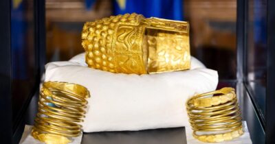 Comoara dacică furată din Olanda se întoarce acasă! Când pot vedea românii coiful de aur și brățările recuperate.