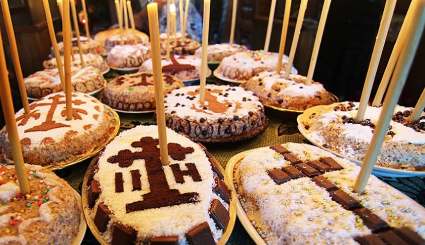 Moșii de Vară 2026. Câte farfurii este obligatoriu să dai de pomană pentru a nu lăsa sufletul celui adormit singur
