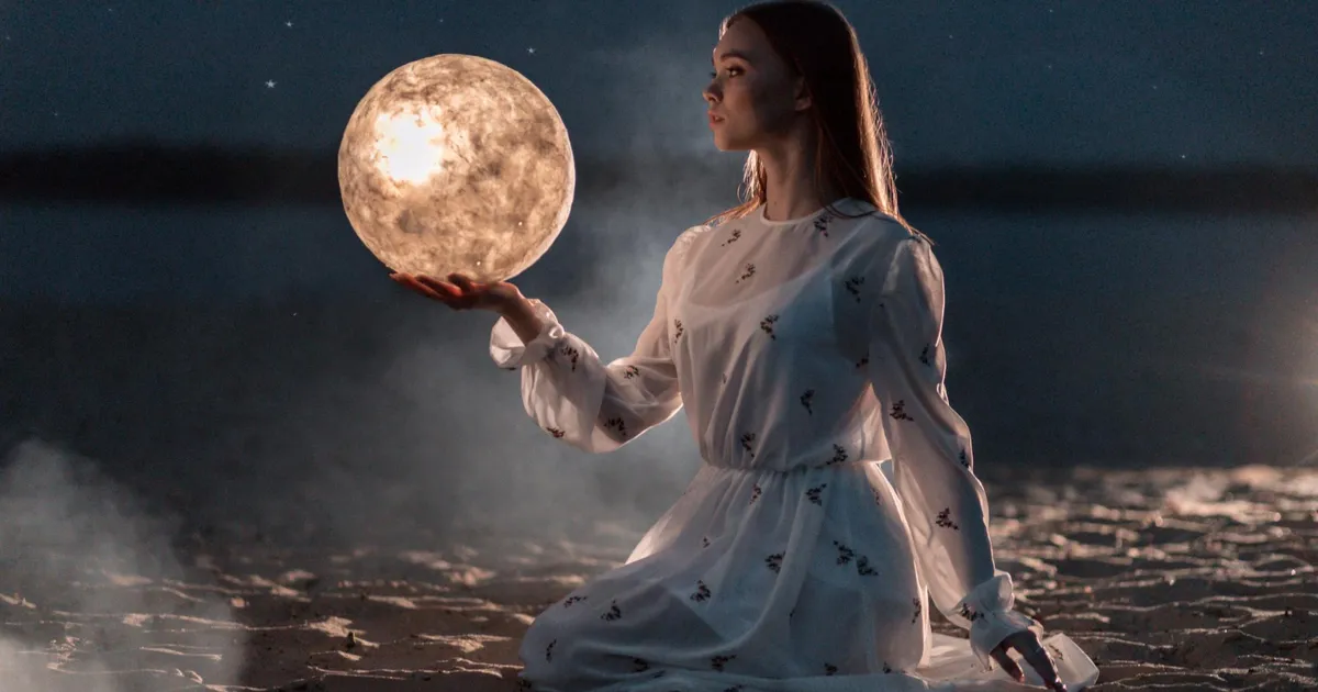 Zodiile lovite de Luna Albastră! Fenomenul rar din mai care schimbă totul. Cine sunt nativii care se nasc a doua oară
