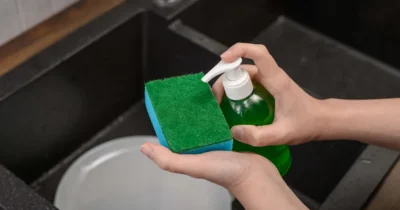 Pune un burete de vase în frigider și vezi ce se întâmplă! Trucul genial care îți salvează legumele de la stricat