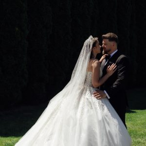 Nuntă fastuoasă în muzica de petrecere! Alexandra Cotruș a purtat o rochie de prințesă și a plecat cu …