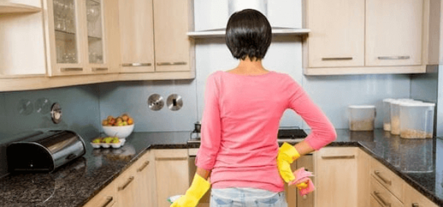 Adio, grăsime de pe mobila de bucătărie! Ingredientul banal care curăță totul instant fără să distrugă dulapurile