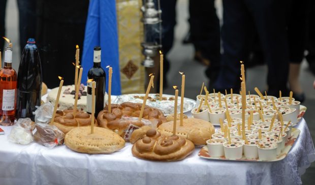 Ce trebuie să porți la tine de Moșii de Vară ca să scapi de boli! Tradiția cu frunze de nuc pe care mulți o uită
