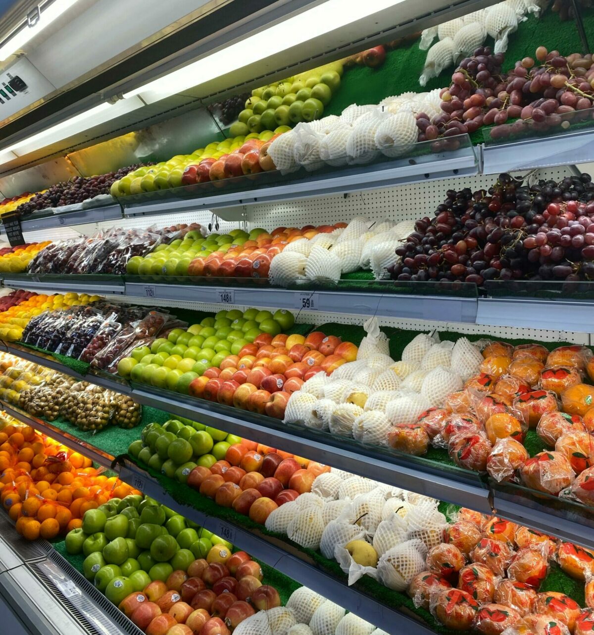 Pericolul ascuns din farfurie! Alimentele pe care românii le cumpără zilnic, pline de pesticide peste limita legală
