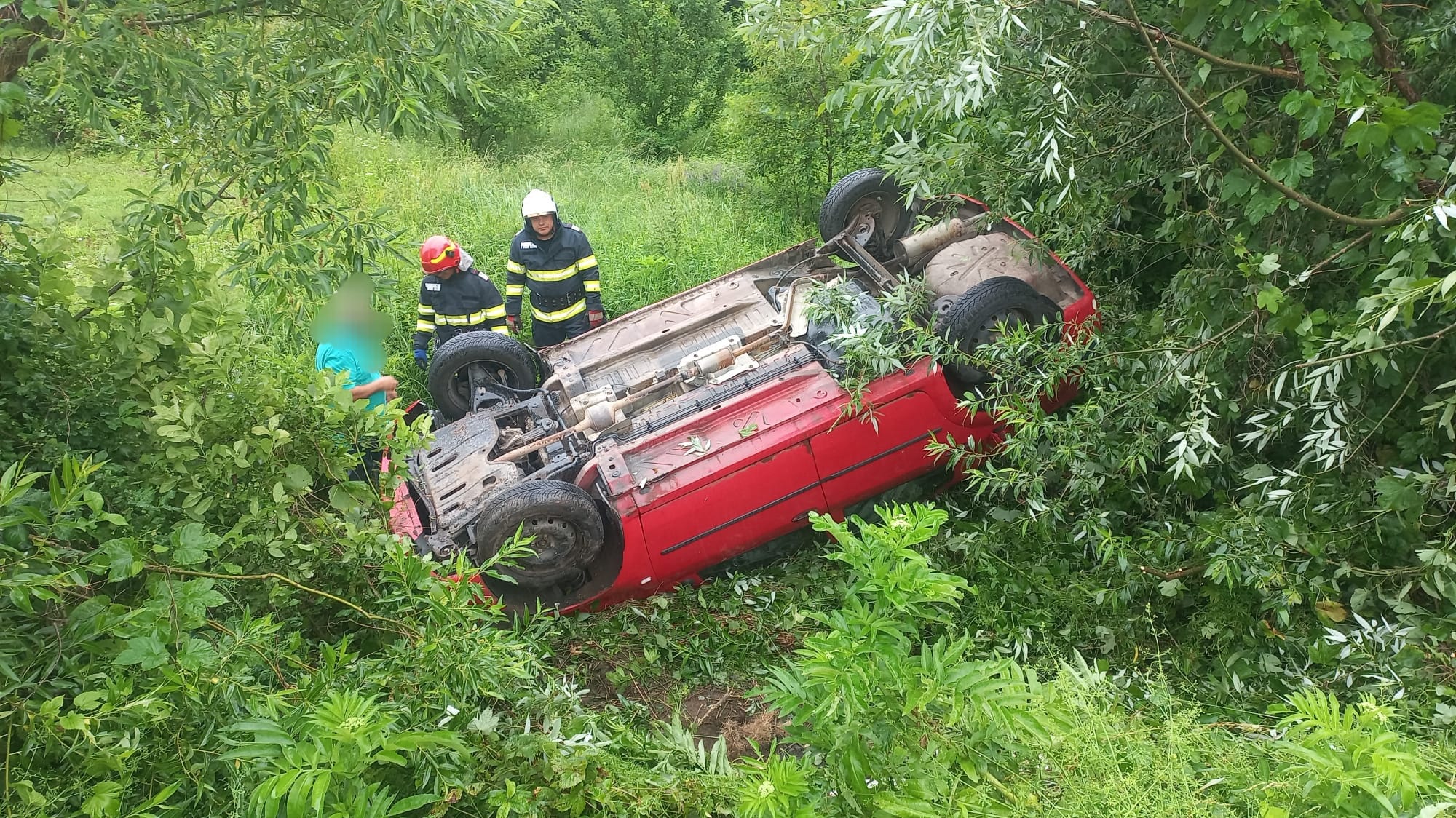 Clipe de coșmar în Argeș! Mașină răsturnată pe plafon, victimele au …