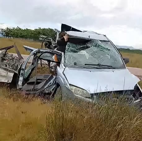 Haos pe șosele! Două mașini, distruse complet într-un impact violent. Ce au găsit salvatorii la fața locului