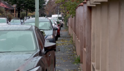 Capcana uriașă pentru șoferi! Ce pățești dacă parchezi cu doar două roți pe trotuar. Amenda e colosală în 2026