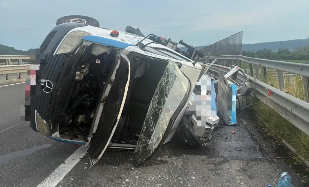 Groază pe Autostrada A10! S-a crezut că este captiv în fiarele mașinii. Ce au găsit salvatorii la fața locului