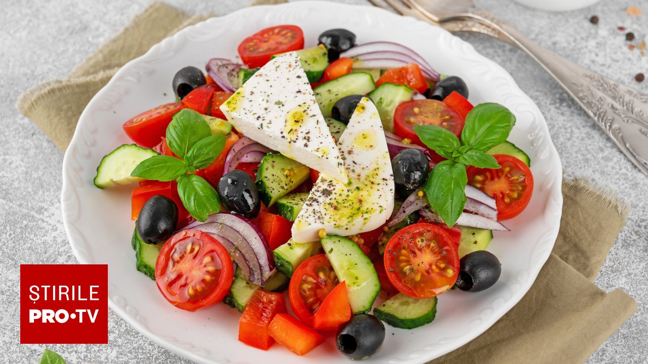 Secretul celei mai bune salate grecești! Ingredientul care îi dă gustul autentic și greșeala pe care mulți o fac