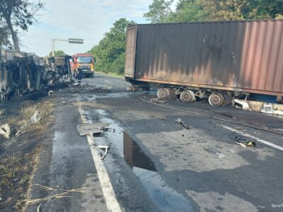 Accident grav! Două TIR-uri s-au făcut scrum după un impact frontal. Traficul este blocat