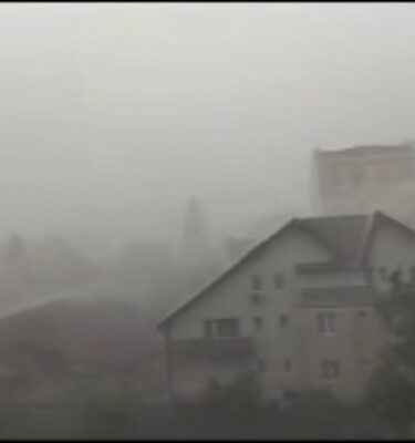 Șoc meteo într-un oraș din România. Temperaturile au scăzut cu 11 grade în doar 60 de minute, luând locuitorii prin surprindere