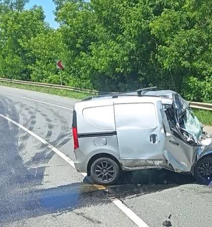 Accident rutier grav în Răchiteni! O persoană a rămas încarcerată, după impactul dintre un autoturism și un TIR