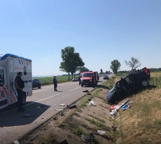Tragedie pe DN2-E85! Un șofer de 59 de ani a murit sub ochii salvatorilor după ce mașina s-a făcut praf de un cap de pod
