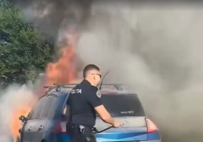 O mașină a luat foc pe șosea, iar doi polițiști au intervenit în ultima secundă. Ce au reușit să facă