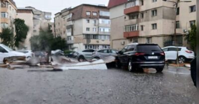 Prăpăd în Târgoviște! Vântul a smuls acoperișul unui bloc, o victimă a ..