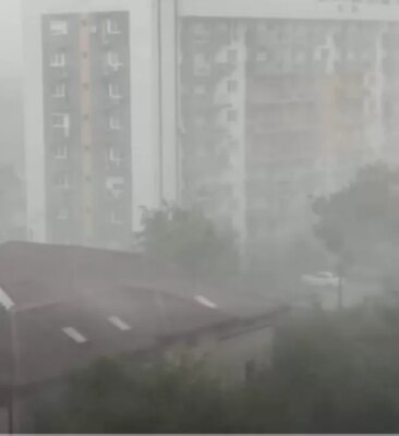 După caniculă, a venit prăpădul! Bucureștiul, lovit în plin de o furtună violentă. Imagini de coșmar