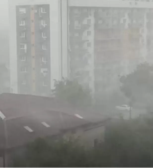 După caniculă, a venit prăpădul! Bucureștiul, lovit în plin de o furtună violentă. Imagini de coșmar