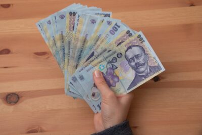 Suma colosală de care ai nevoie pentru un trai decent în România! Câte mii de lei trebuie să îți intre în buzunar zilnic