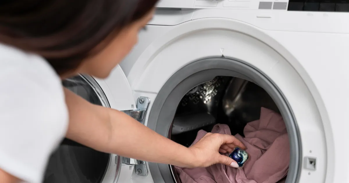 Greșeala uriașă pe care o fac gospodinele cu mașina de spălat! Ce se întâmplă dacă pui balsam în locul detergentului