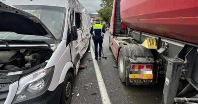 Un microbuz plin cu oameni, spulberat de un camion. Ce a făcut șoferul chiar înainte de impact