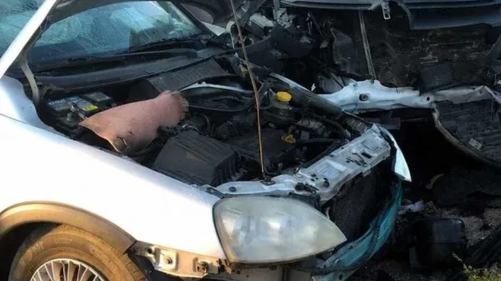 Accident grav! Un microbuz și o mașină s-au făcut praf. Patru oameni au ajuns de urgență la spital!