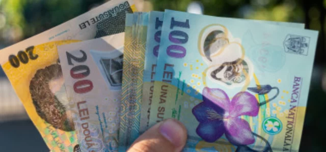 Vestea momentului pentru milioane de români! Când se bagă banii pe card în iulie: Data pentru alocații și pensii