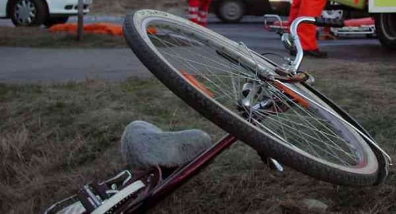 Gestul neașteptat care l-a trimis pe un bătrân direct la spital. Ce ținea în mână în timp ce mergea cu bicicleta