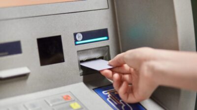 Veste uriașă pentru toți românii care folosesc cardul: Ce se schimbă radical la bancomate în curând