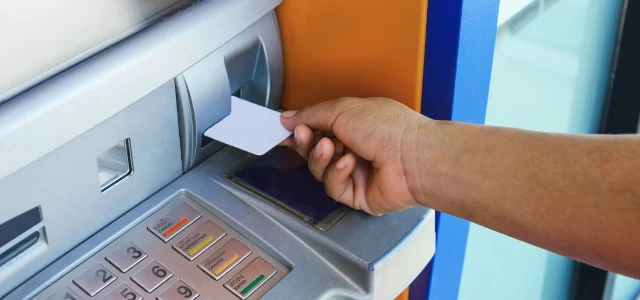 Schimbare uriașă la bancomate pentru toți românii! Ce regulă nouă se aplică dacă scoți bani de la altă bancă