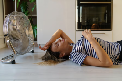 Adio, facturi uriașe! Trucul care îți răcorește casa imediat fără aer condiționat. Ce trebuie să pui lângă ventilator