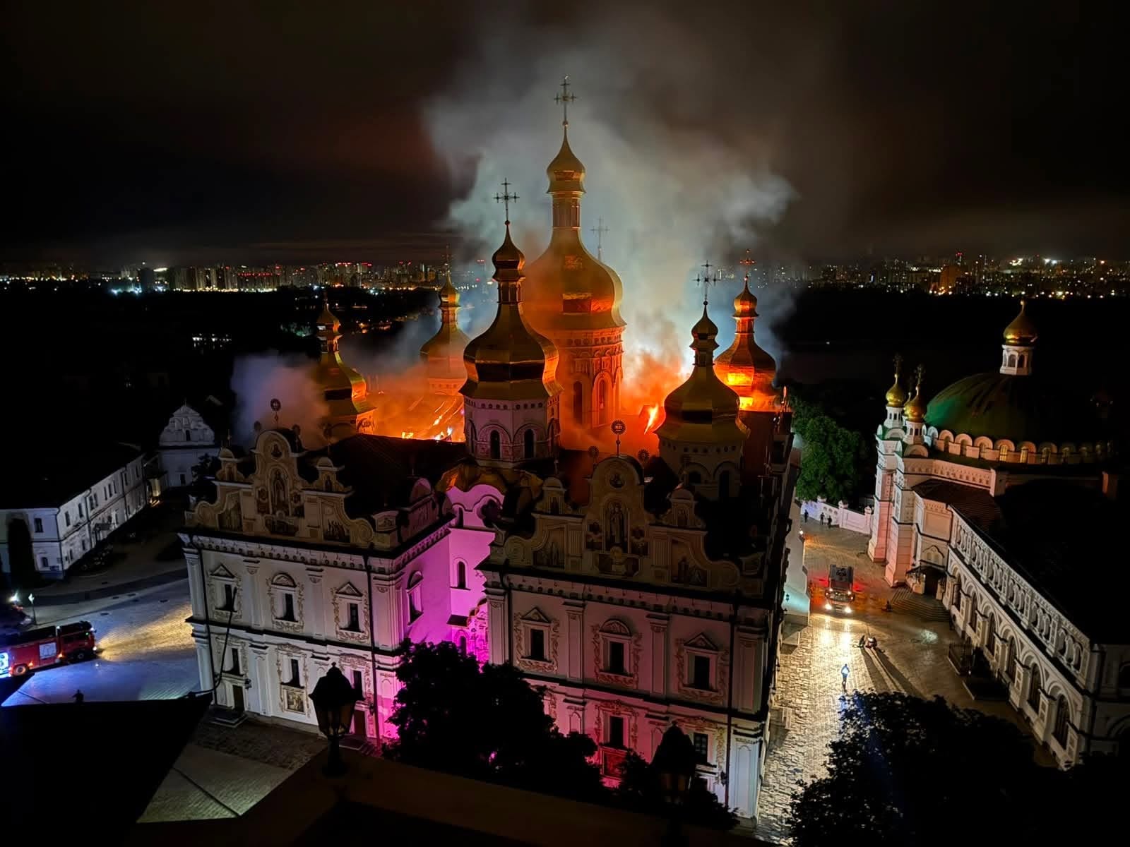 Doamne, ai milă! A luat foc Catedrala…