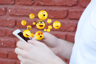 Folosești des emoticoane în mesaje? Ce spune asta despre tine, de fapt. Detaliul care îți trădează personalitatea