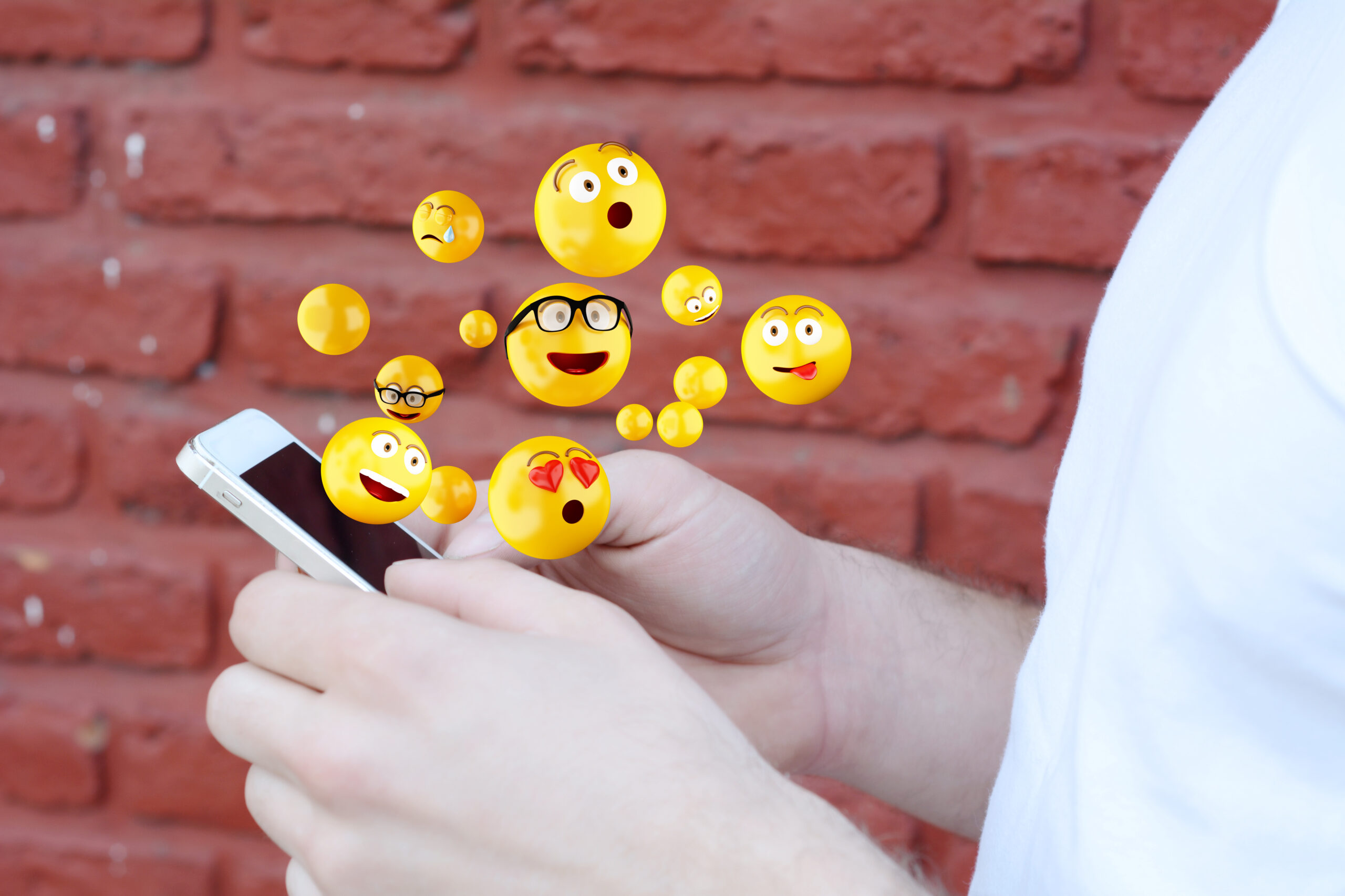 Folosești des emoticoane în mesaje? Ce spune asta despre tine, de fapt. Detaliul care îți trădează personalitatea