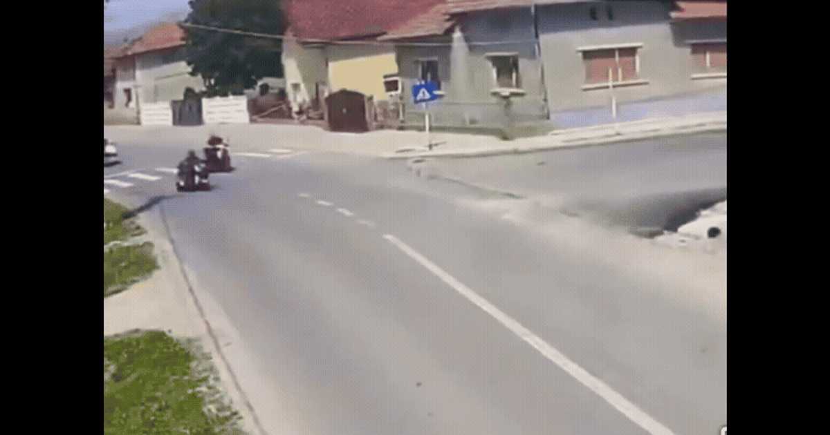 Manevra care i-a trimis la spital! Doi pensionari s-au izbit cu triciclurile electrice. Imagini virale din Alba