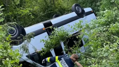 Coșmar pentru 8 români în Austria! Microbuzul a plonjat într-o râpă de 10 metri. O victimă, preluată de elicopter
