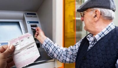 Veste uriașă pentru milioane de români! Pensionarii care primesc banii pe card pot încasa pensia mai devreme în iulie