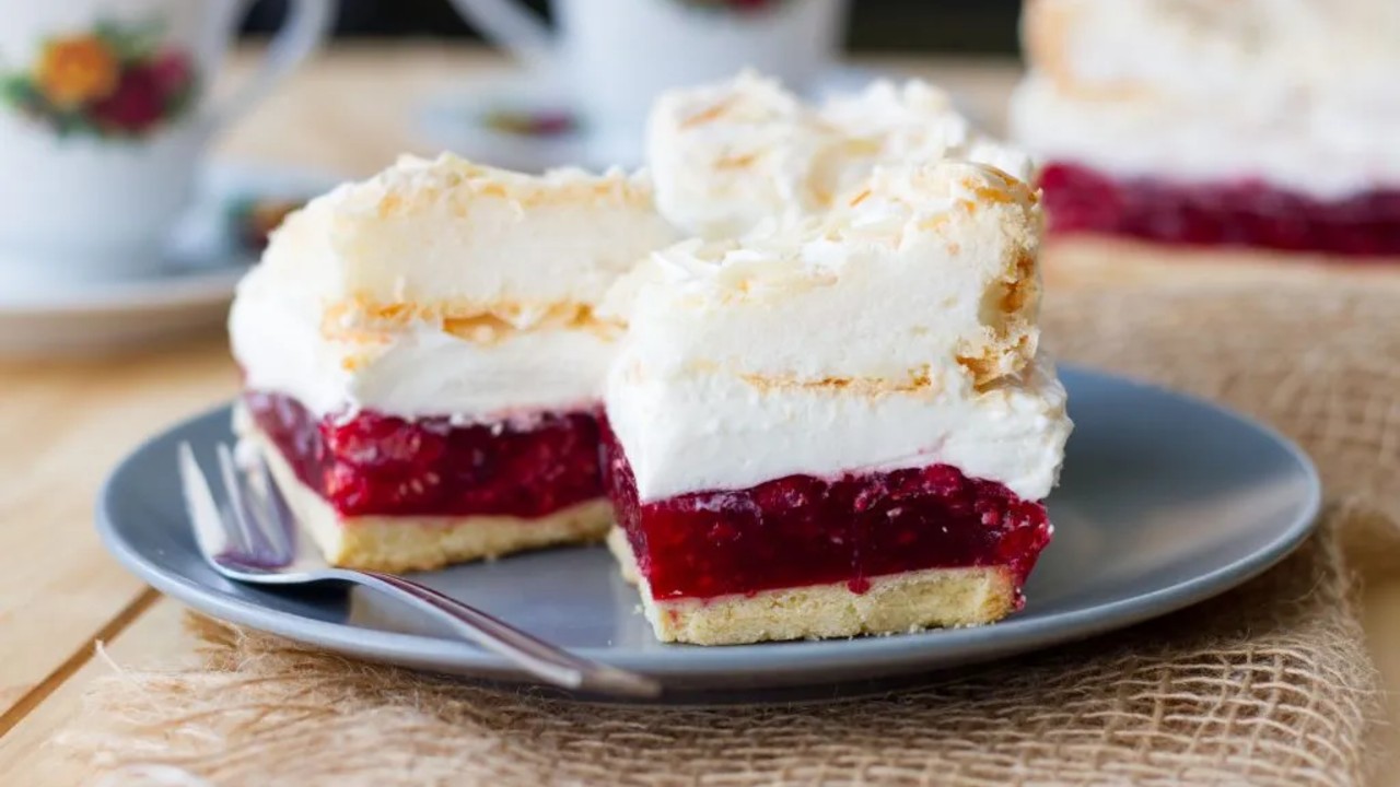 Secretul celui mai pufos desert! Cum faci prăjitura „Nor cu vișine”, deliciul polonez care se topește în gură