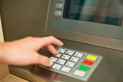 Banii românilor care rămân blocați în bănci după deces. Ce trebuie să faci urgent ca să nu piardă statul totul