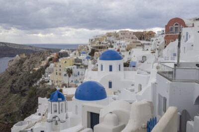 Nota de plată ireală primită de un român în Santorini! Câți euro a dat pe o salată, tzatziki și 3 pâini la tavernă