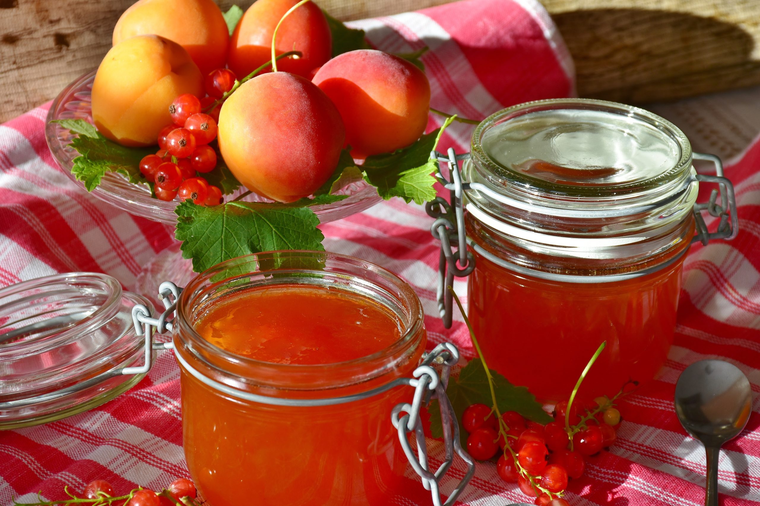 Secretul pentru dulceața de caise ca la bunica! Ingredientul din bucătărie care păstrează fructele întregi