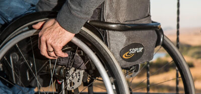 Bani de la stat pentru persoanele cu handicap în 2026: Cine primește 1.500 de lei pe card și cum îi poți încasa