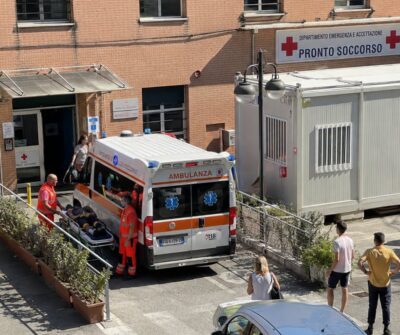 Doi români din Italia au căzut de la etajul patru, în timp ce se aflau la muncă. Transportați în stare gravă la spital