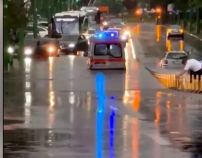 Imagini de coșmar în România! O ambulanță a rămas blocată în inundații, iar un …