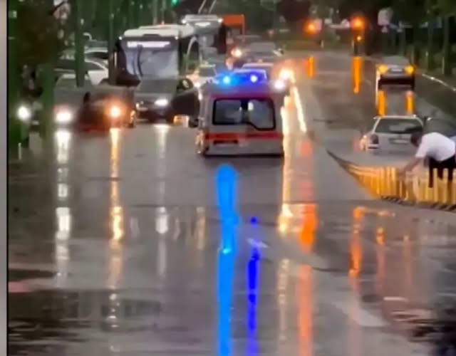 Imagini de coșmar în România! O ambulanță a rămas blocată în inundații, iar un …