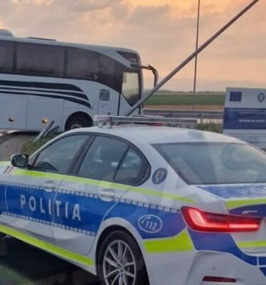 Dimineață de coșmar pe șoselele din România! Autocar cu copii implicat într-un accident, un alt microbuz a …