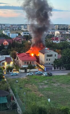 Panică totală în Militari! O casă a fost înghițită de flăcări, tot cartierul a ieșit în stradă