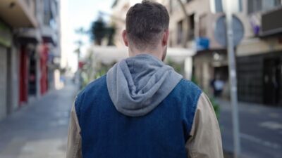 A ieșit la plimbare și a fost atacată fără milă! Cine este individul care a lovit o femeie în plină stradă