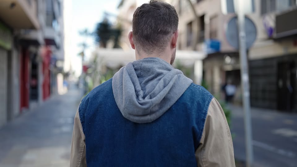 A ieșit la plimbare și a fost atacată fără milă! Cine este individul care a lovit o femeie în plină stradă