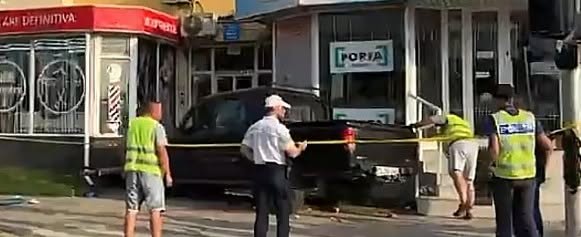 Nu a avut nicio șansă! O femeie de 44 de ani a murit pe loc după ce o mașină a spulberat-o chiar de pe bancă