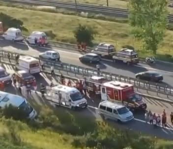 Clipe de coșmar pe DN2! Microbuz plin cu pasageri, răsturnat în afara drumului. Plan Roșu activat de urgență